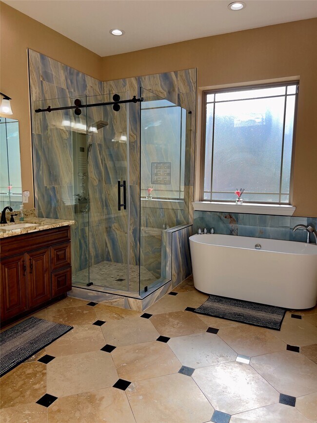 Building Photo - 2011 Crescent Dr