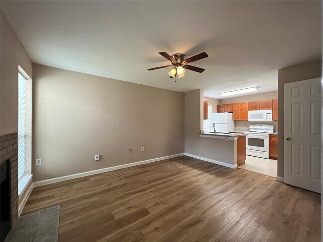 Building Photo - 3900 Woodchase Dr