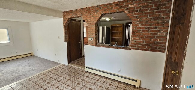 Building Photo - 83 Forest St