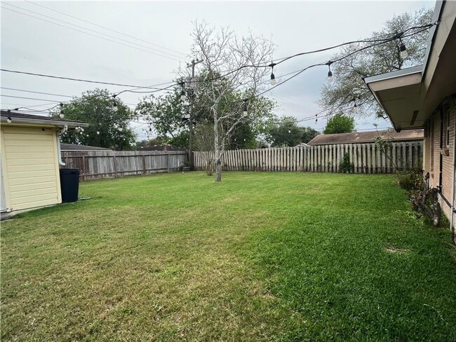 Building Photo - Ranch Style Home with Back Apartment