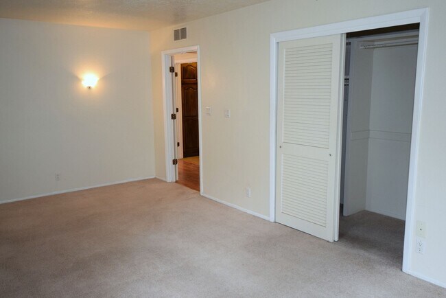 Building Photo - 6008 Quemado Dr NE