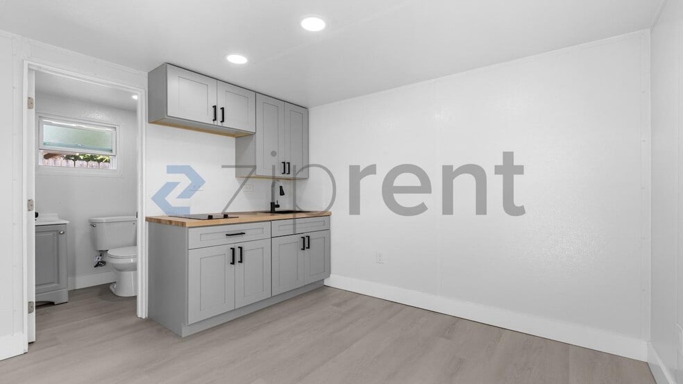 Building Photo - Unit C