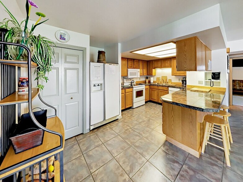 Building Photo - 8014 Sunnyoak Cir