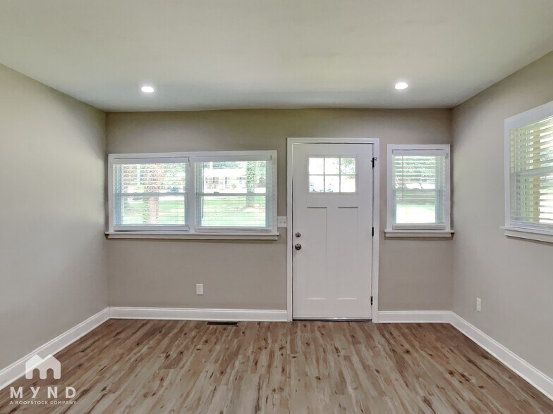 Building Photo - 8266 Lake View Terrace