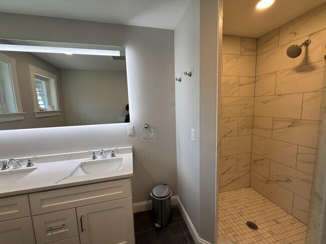 Building Photo - 293 Peverly Hill Rd