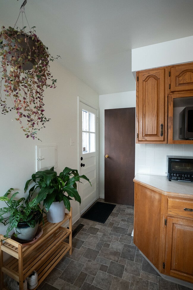 Building Photo - 180 Estes St