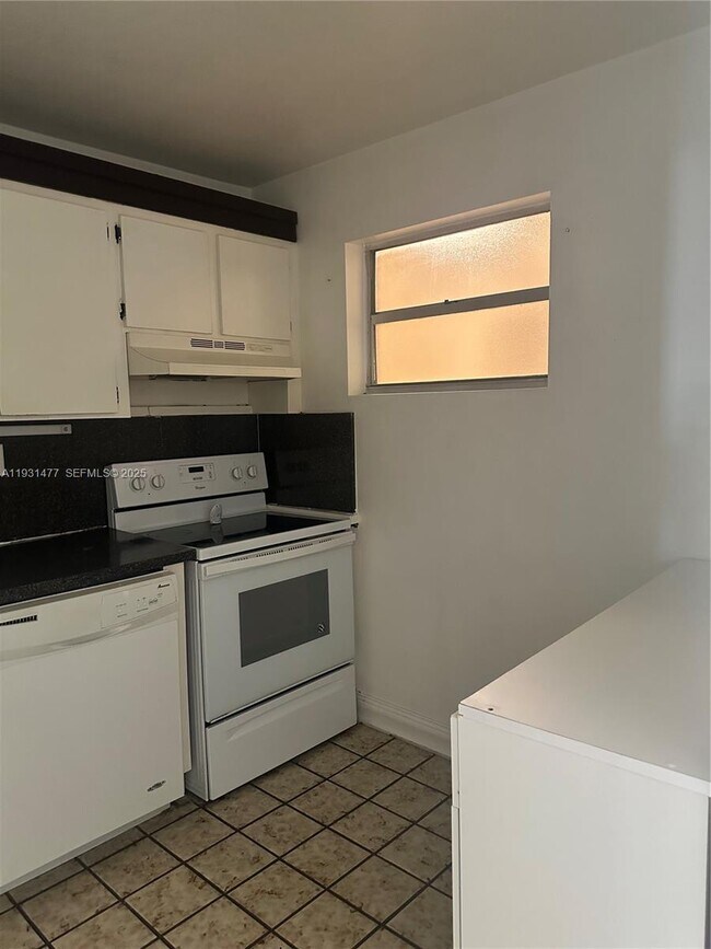 Building Photo - 1150 Collins Ave