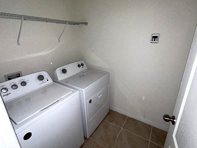 Building Photo - 7604 Oakmoss Loop