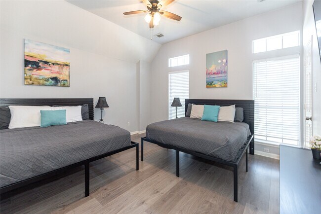 Building Photo - 10815 Oak Bayou Ln