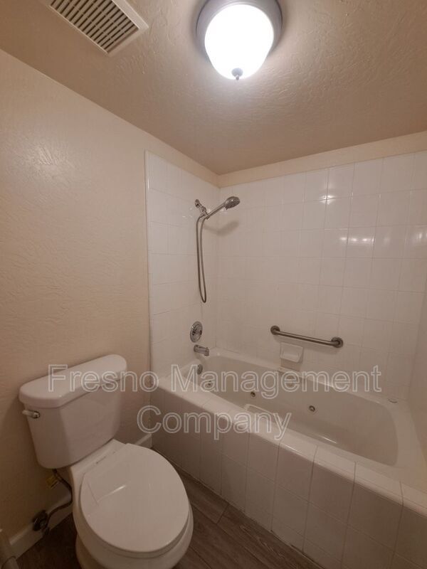 Building Photo - 4919 N Millbrook Ave
