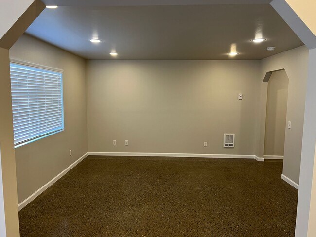 Building Photo - Charming 3-Bed Duplex with 2.5 Baths & 1600 Sq Ft - Prime Tacoma Location!