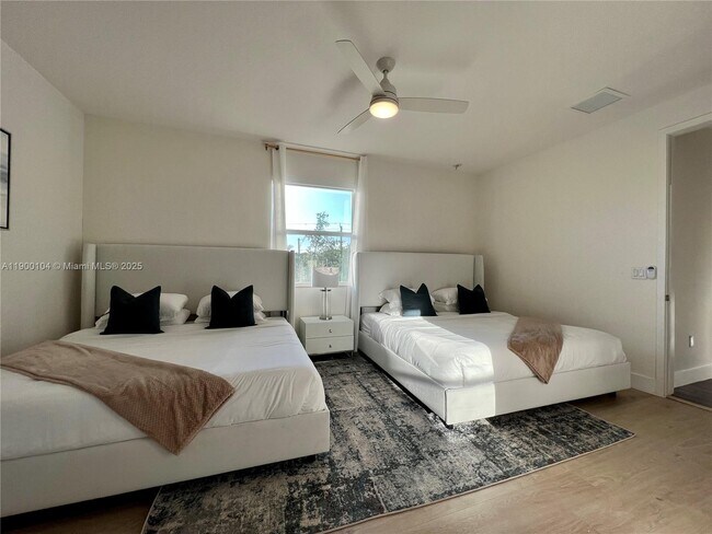 Building Photo - 11 NW 122nd Ave