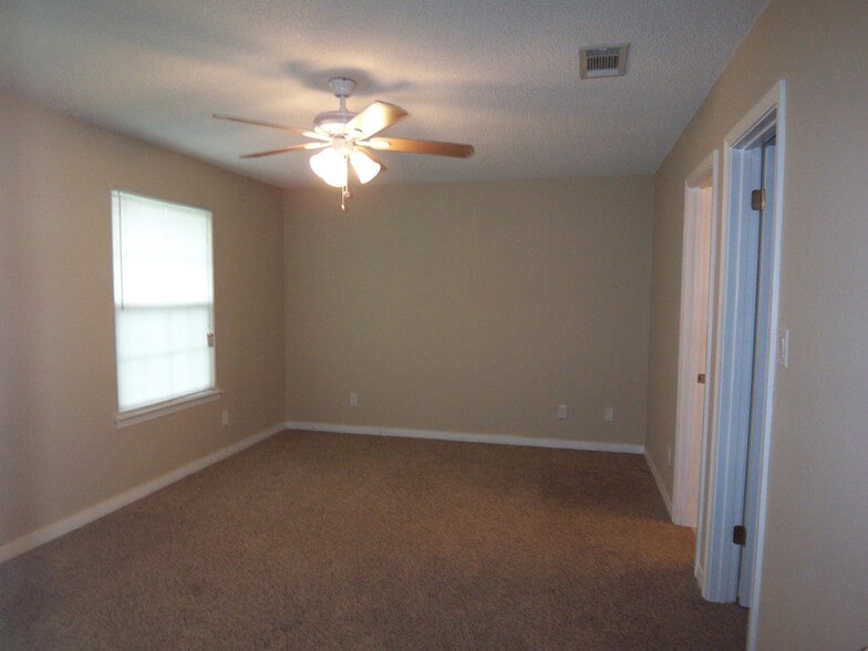 Building Photo - 727 Valley Ridge Way