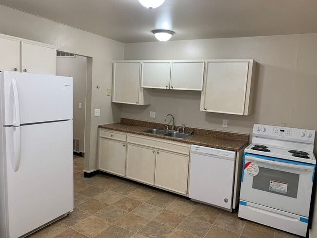 Building Photo - 3 Bed 1.5 Bathroom Townhouse