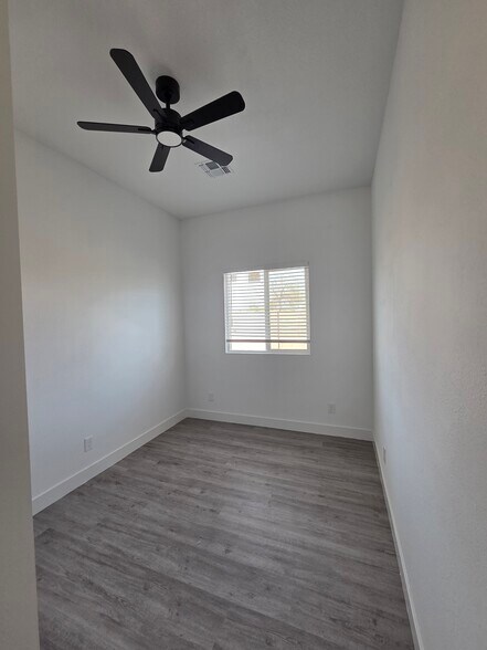 Building Photo - 926 W Estes Way