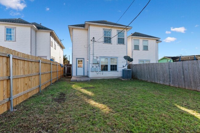 Building Photo - 7502 Lazy Creek Dr