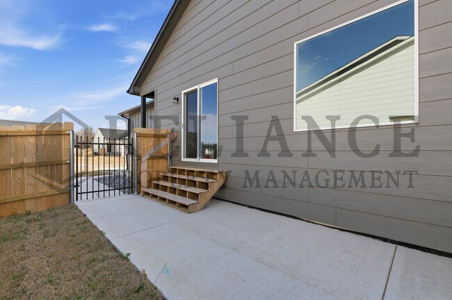 Building Photo - 5259 N Pinecrest Ct