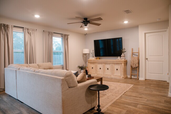 Building Photo - 5806 Paddock Way