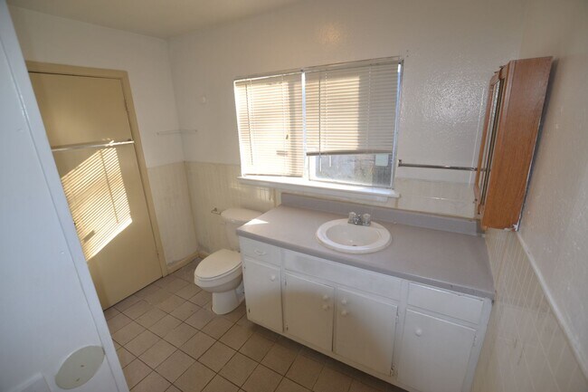 Building Photo - Housing Vouchers Accepted!!!  Location!  Newly updated, 4 bedroom, 2 bath home in historic Beechw...