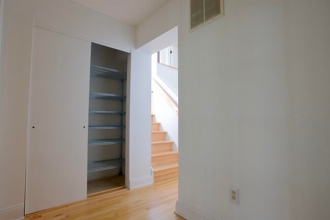 Building Photo - 702 Mainsail Ln