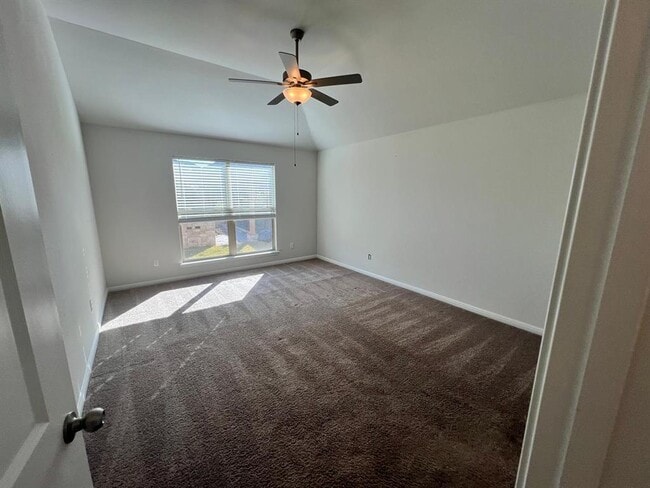 Building Photo - 528 Elm Green St