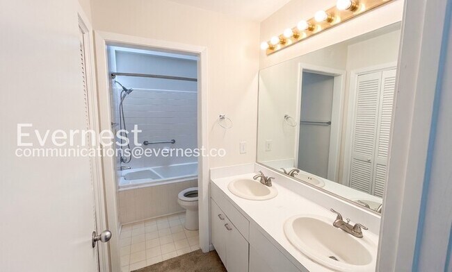 Building Photo - Charming Townhome with 2Beds/2Baths/Private Patio/ Fenced Yard/ Available Now!