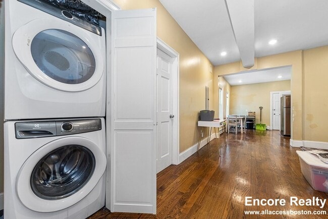 Building Photo - 1566 Tremont St