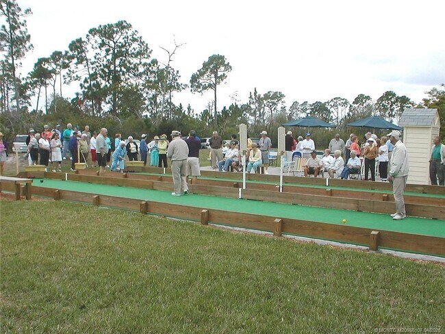 Building Photo - 911 SW South River Dr