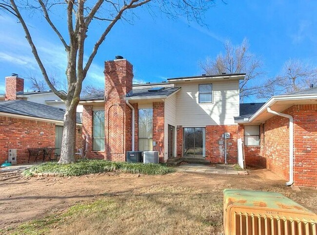 Building Photo - Beautiful 3bed/3bath Townhome Available in Westside Norman!!
