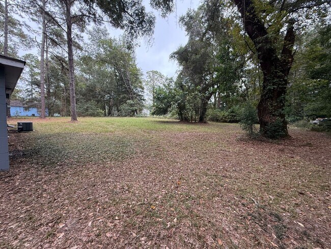 Building Photo - Spacious 3 Bedroom 1  Bath home with Appliance and Washer/Hookup.