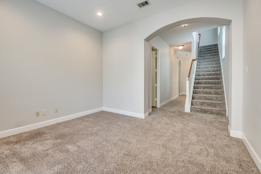 Building Photo - 909 City Side Ln