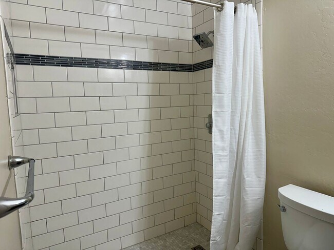 Building Photo - Chic and Updated Studio in Prime Location