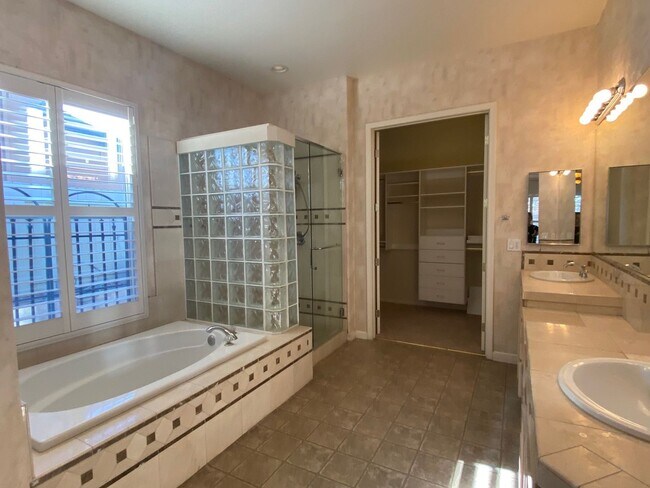 Building Photo - 9780 Shadowstone Ct