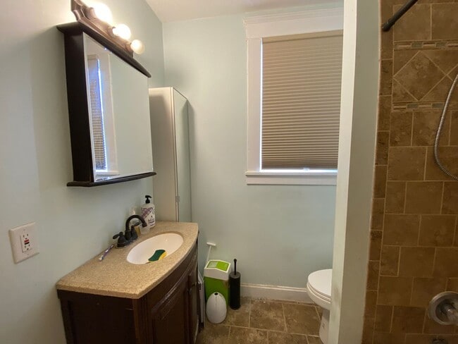 Building Photo - Charming 3 Bedroom/1.5 Bathroom Townhome i...