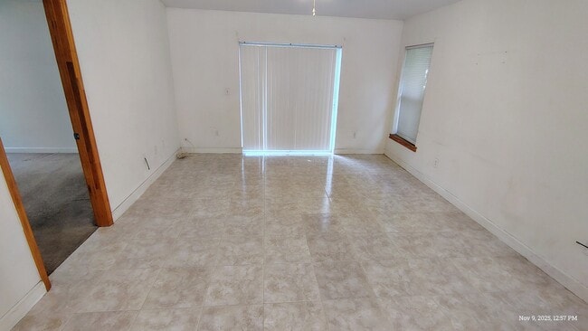 Building Photo - 812 S Varr Ave