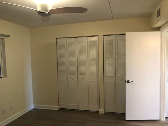 Building Photo - 2 bedroom 2 bath Direct river front.