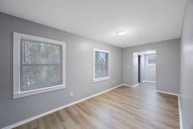 Building Photo - Cute 3bdrm/1bath House ** Section 8 OK ** ...