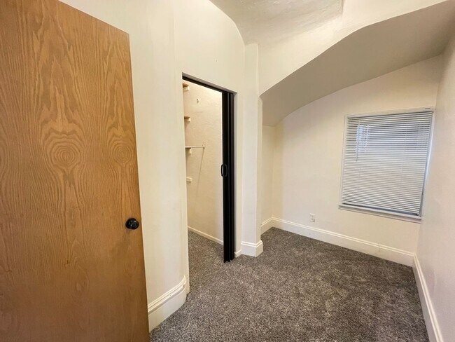 Building Photo - 410 N 52nd Ave W