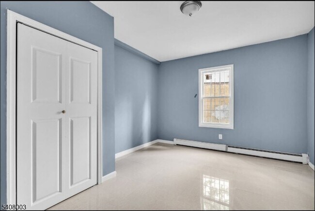 Building Photo - 568 Grove St