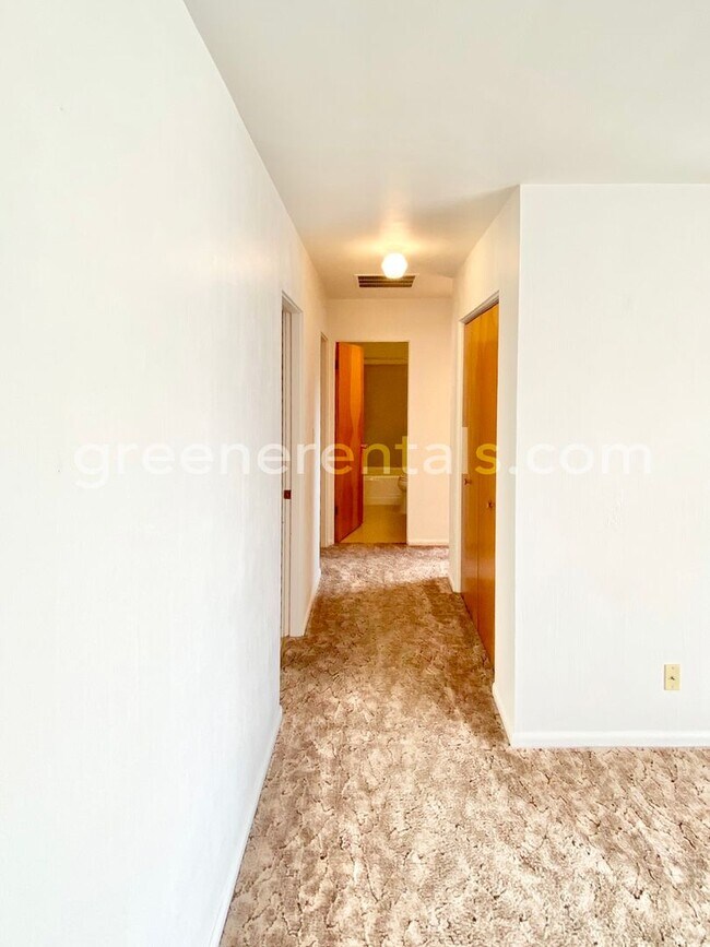 Building Photo - Large 2BD/2BA Montesano Duplex