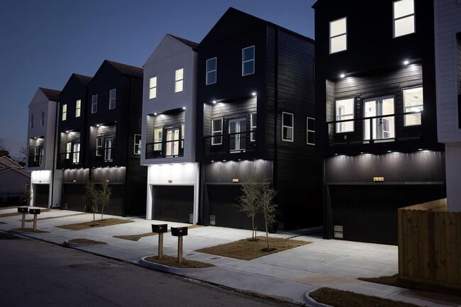 Building Photo - 868 E 35th St