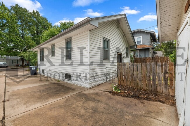 Building Photo - 621 S Green St