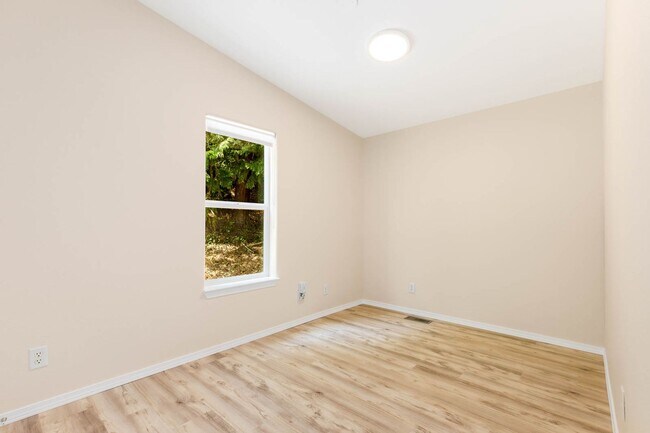 Building Photo - 3930 E Lake Sammamish Pkwy NE