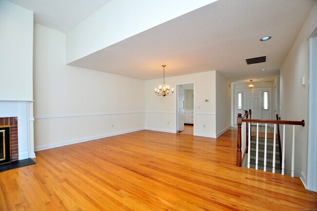 Building Photo - 8 Dickinson Ct
