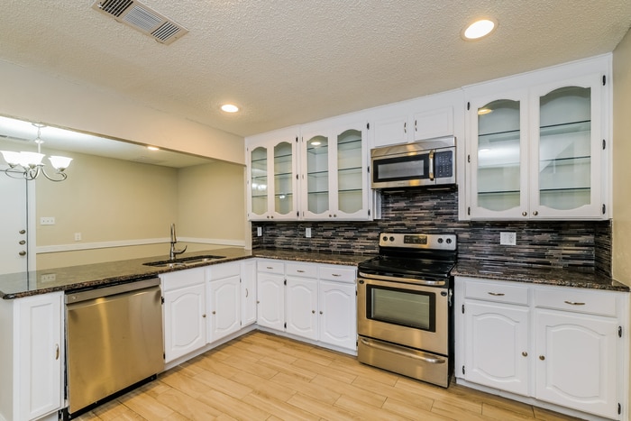 Building Photo - 305 Pebblebrook St