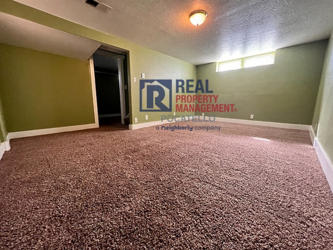 Building Photo - 3 Bedroom 1 bath - 1 car garage - "Pet Negotiable"