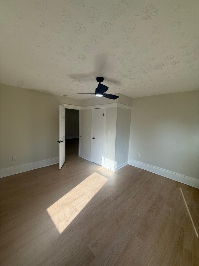 Building Photo - 3202 Bradwell Ave