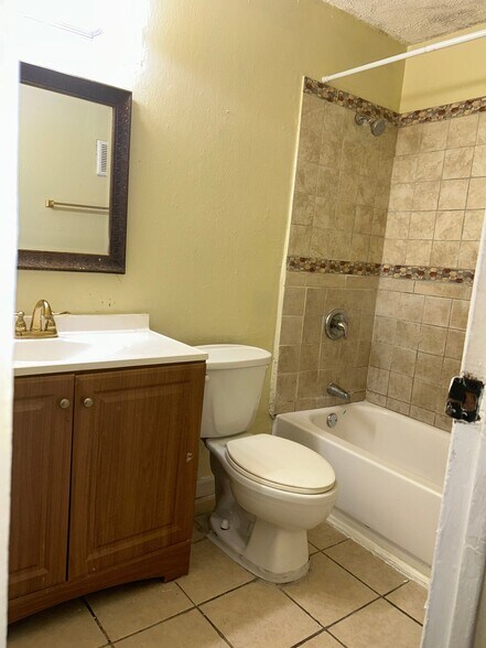 Building Photo - 2440 NW 39th Wy