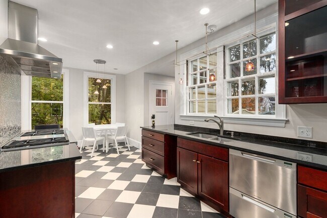 Building Photo - 161 Clinton Rd