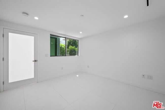 Building Photo - 621 Kings Rd